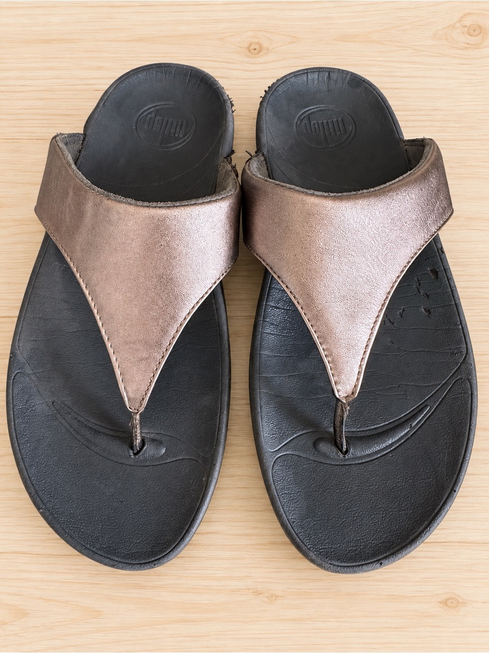 FitFlop Bronze Metallic Faux Leather Thong Sandals US 7 EU 38